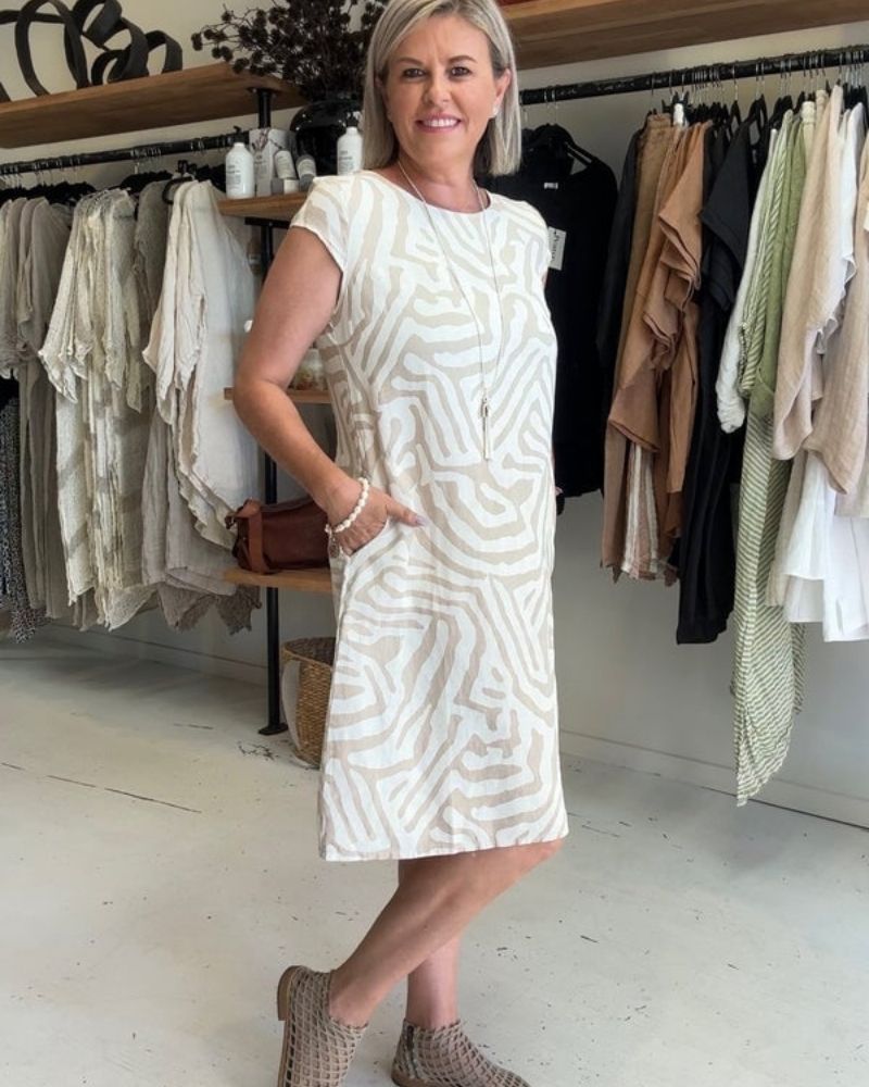 Solina™ – Sommarklänning med Rund Halsringning och Vackert Tryck